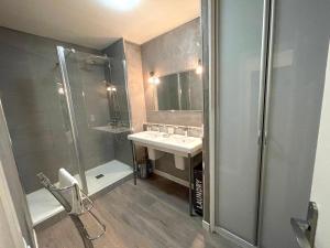 A bathroom at L'IDEAL 112 - 85m2, 2 chambres, Parking & Cabine de plage