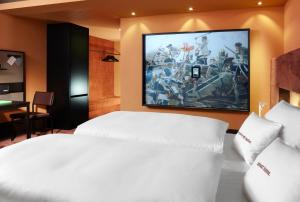 Postel nebo postele na pokoji v ubytování 25hours Hotel The Goldman