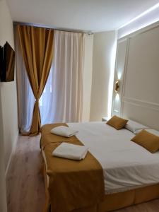 Habitación de hotel con 2 camas y ventana en Le Petit Palü-Ópera en Madrid