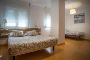 1 dormitorio con 1 cama con 2 almohadas en Santo Tomás B Ha Apartment en Cádiz