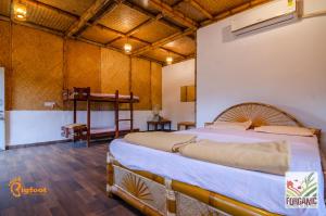 um quarto com duas camas num quarto em Bigfoot Stay - Forganic Farm & Agro Tourism em Khopoli