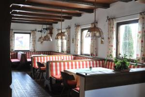 Ein Restaurant oder anderes Speiselokal in der Unterkunft Salzburgerhof Jugend- und Familienhotel 