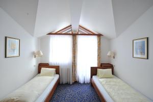 Posteľ alebo postele v izbe v ubytovaní Salzburgerhof Jugend- und Familienhotel