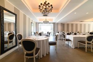 A restaurant or other place to eat at Hotel Sogaris