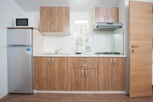 Kuchnia lub aneks kuchenny w obiekcie CHERRY Premium BIANCA Mobile homes Zelena Laguna