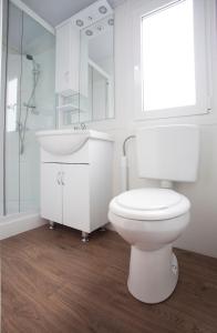 Kúpeľňa v ubytovaní CHERRY Premium BIANCA Mobile homes Zelena Laguna + 14 fotografií