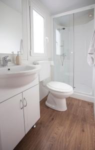 Kúpeľňa v ubytovaní CHERRY Premium BIANCA Mobile homes Zelena Laguna