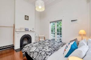 Un pat sau paturi într-o cameră la Rest-Awhile Villa - Just Steps To Ponsonby Rd