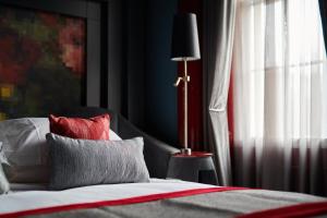 Postel nebo postele na pokoji v ubytování Malmaison Edinburgh City