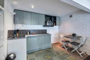A kitchen or kitchenette at Lovely 1BR in Kohimarama - Free Parking and WiFi