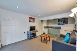 A seating area at Lovely 1BR in Kohimarama - Free Parking and WiFi