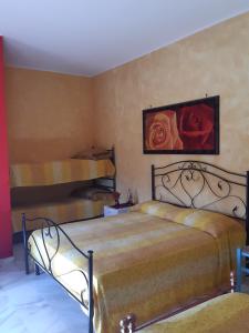 ガリポリにあるMoonauroraのベッドルーム1室(ベッド2台付)が備わります。壁には絵画が飾られています。
