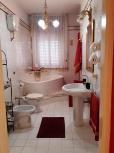 ガリポリにあるMoonauroraのバスルーム(バスタブ、トイレ、シンク付)