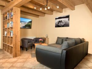 een woonkamer met een bank en een tafel bij Haus Gestrandet in Kaltenhof