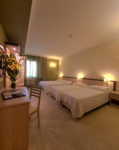 Кровать или кровати в номере Hotel Galileo +23 фотографии