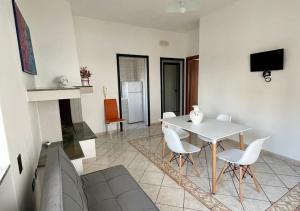A television and/or entertainment centre at HOME SALENTO