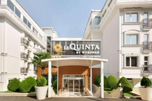 ギレスンにあるLa Quinta by Wyndham Giresunの建物入口の表示