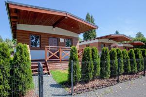 BożkowiceにあるDomki Bożkowiceの前に柵がある家 +19枚の写真