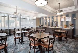A restaurant or other place to eat at Hawthorn Suites by Wyndham-Oakland/Alameda