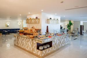 uma linha de buffet com comida em exposição num restaurante em Gorash Hotel em Khamis Mushayt