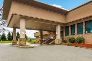 un gran edificio con una escalera delante de él en Comfort Inn & Suites, en Montrose Hill