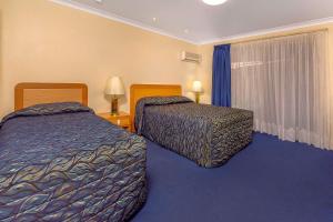 ein Hotelzimmer mit zwei Betten und einem Fenster in der Unterkunft Comfort Inn Bay of Isles in Esperance + 22 Fotos