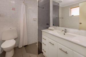 ein Badezimmer mit Toilette, Waschbecken und Spiegel in der Unterkunft Comfort Inn Bay of Isles in Esperance