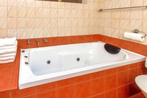 Ein Badezimmer in der Unterkunft Comfort Inn Bay of Isles