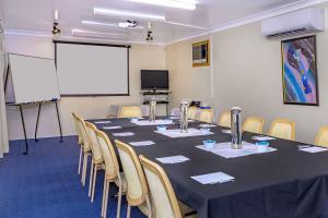 einen Konferenzraum mit einem langen Tisch und Stühlen in der Unterkunft Comfort Inn Bay of Isles in Esperance