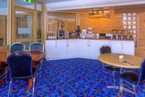 Ein Restaurant oder anderes Speiselokal in der Unterkunft Comfort Inn Bay of Isles 