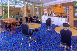 Ein Restaurant oder anderes Speiselokal in der Unterkunft Comfort Inn Bay of Isles 
