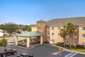 uma imagem de um hotel com estacionamento em Comfort Suites Niceville Near Eglin Air Force Base em Niceville