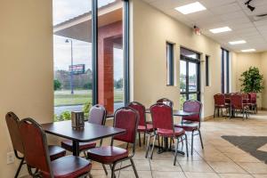 a dining room table with chairs and tables at Econo Lodge Inn & Suites Maingate Central in Kissimmee
