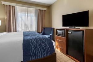 una camera d'albergo con un letto e una TV a schermo piatto di Comfort Inn & Suites Alameda at Albuquerque Balloon Fiesta Park ad Albuquerque