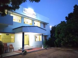 uma casa com um edifício azul e branco em Hotel Blue Coral Rameswaram em Rameswaram