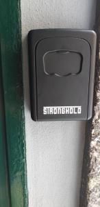un botón negro con la palabra stichholoit en una pared en Casa Sandy, en Cefalú