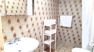 y baño con lavamanos y toallero. en Villa gli Ulivi con ampio giardino ed ogni comfort a pochi passi dal mare vicino Gallipoli, en Torre Suda