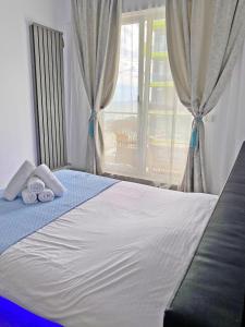 מיטה או מיטות בחדר ב-Desiree Beach Apartment