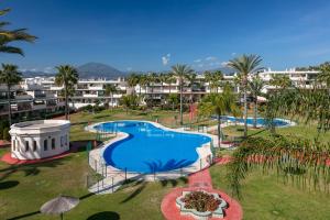 een uitzicht over een zwembad in een resort bij STUNNING APARTMENT NEXT TO PUERTO BANUS in Marbella