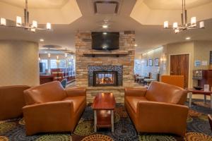 Khu vực lounge/bar tại Holiday Inn Express Hotel & Suites Pittsburgh Airport, an IHG Hotel
