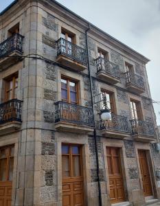 un gran edificio de piedra con balcones y ventanas en Casa da Marquesa Sarria, en Sarria