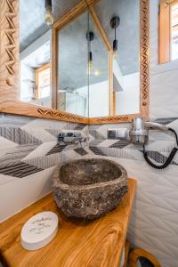 Łazienka z kamienną umywalką na drewnianym blacie w obiekcie Willa Pod Niebem w Zakopanem