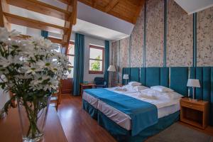 A bed or beds in a room at Balatonfői Yacht Club