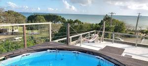 una piscina con vistas al océano en palmsﾌﾟﾗｲﾍﾞｰﾄプールから海と星空見える広々96平米 BBQ台 P5台分無料 wii WiFi en Isla Ishigaki
