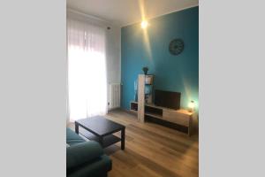 La Maison Bleue Sul Naviglio في كورسيكو: غرفة معيشة مع أريكة وطاولة
