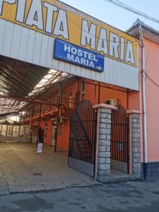 Hostel Maria في بيوش: مبنى به لافتة تقرأ نا ماريا مستشفى الملاريا