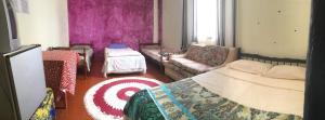a living room with a bed and a couch at Pousada Paraíso São thome in São Thomé das Letras