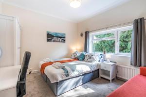 1 dormitorio con cama y ventana en MPL Apartments - Malden Road Serviced Accommodation en Watford