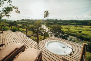 a bath tub sitting on top of a wooden deck at Entre Rios Glamping in Calarcá