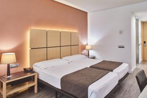 
Een bed of bedden in een kamer bij Silken Puerta Valencia
